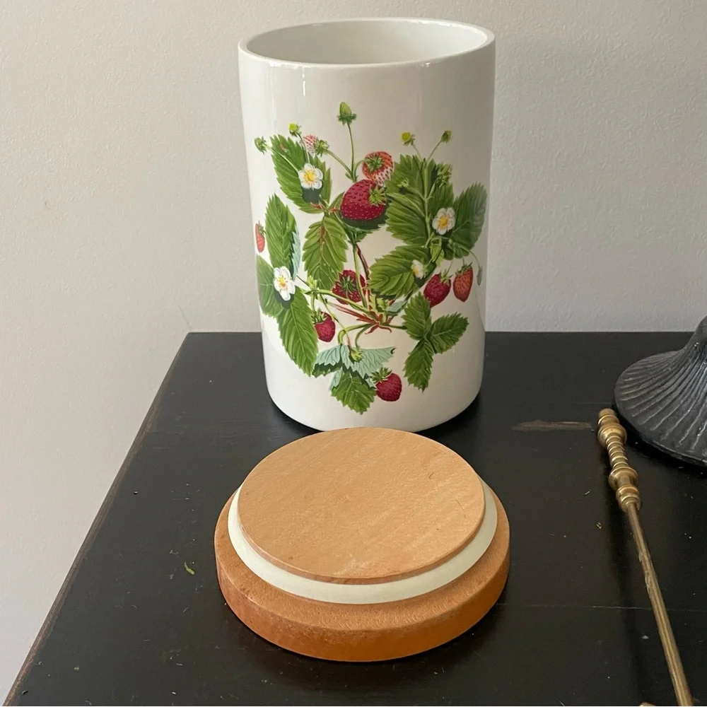 PORTMEIRION SUMMER STRAWBERRIES FLOUR CANISTER 8 1/4